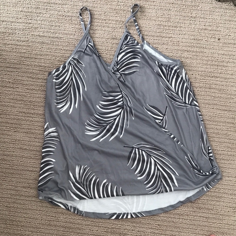 NWOT Leaf Print Wrap Tank